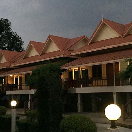 Maeping Mango Riverside Resort Kamphaeng Phet Exterior photo